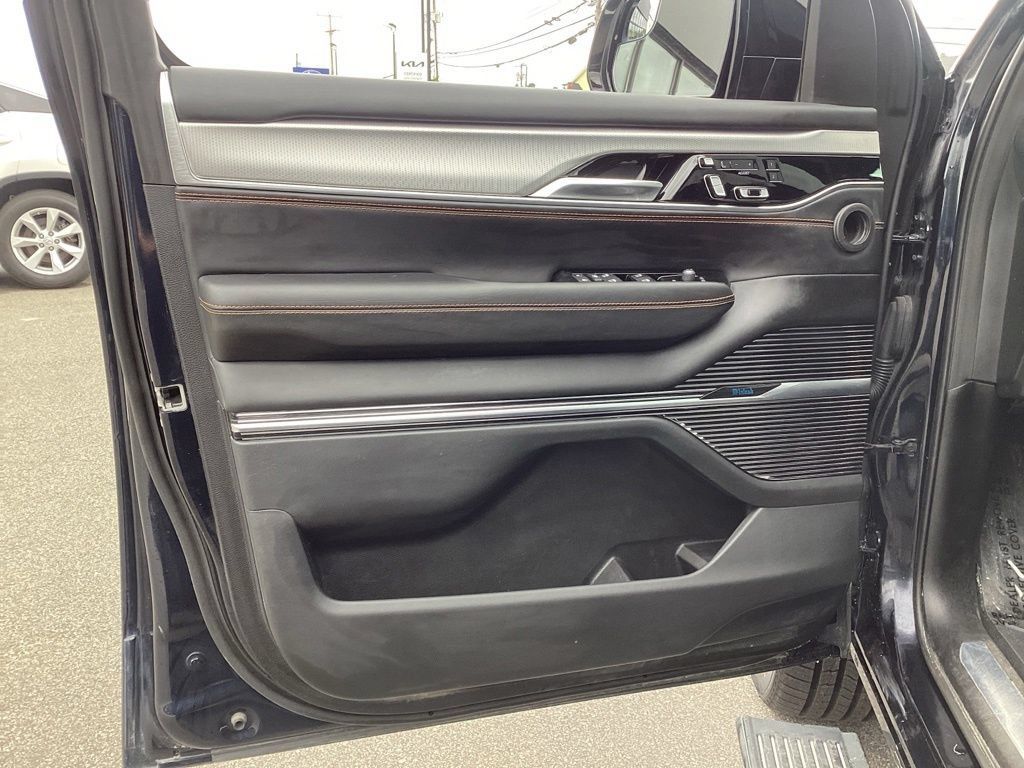 Used 2023 Jeep Grand Wagoneer L Series III w/ Rear Seat Video Group 1 AWD/4WD image 11