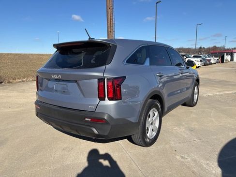 Used 2022 Kia Sorento LX image 3