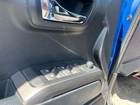 Used 2018 Toyota Tacoma TRD Off-Road w/ Technology Package AWD/4WD image 17