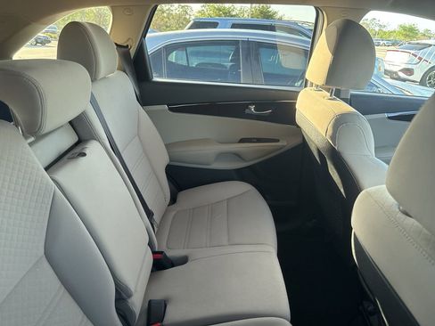 Used 2020 Kia Sorento LX w/ LX I4 Convenience Package image 11