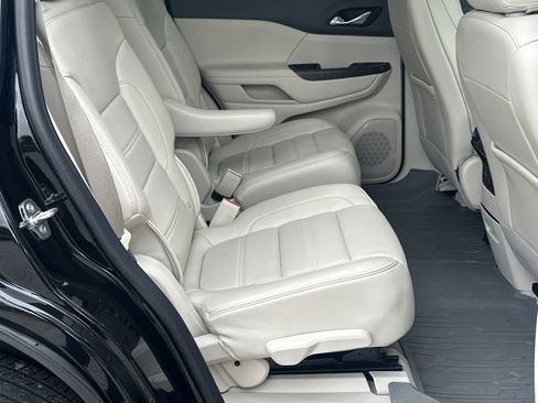 Used 2022 GMC Acadia Denali w/ Denali Technology Package FWD image 16