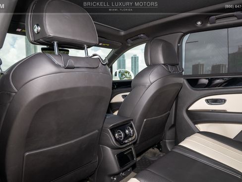 Used 2021 Bentley Bentayga Plug-In Hybrid AWD/4WD image 13