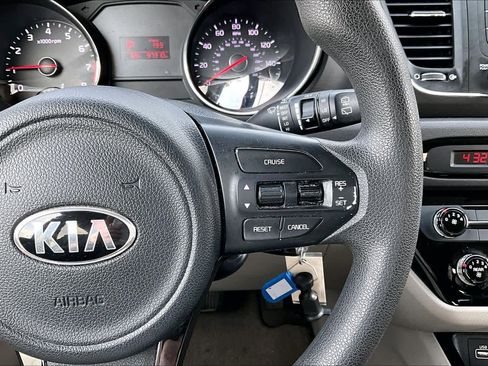 Used 2017 Kia Sedona LX image 24