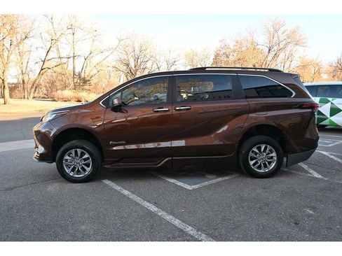 Used 2022 Toyota Sienna XLE image 9