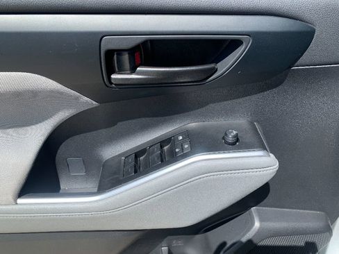 Used 2023 Toyota Highlander LE image 11