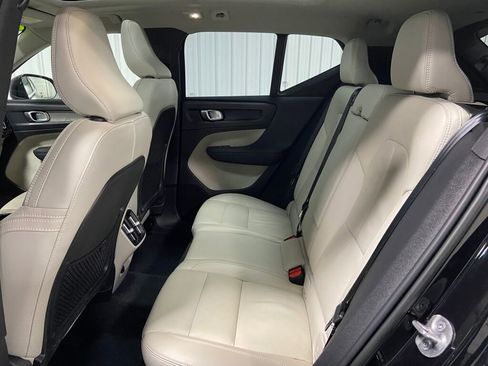 Used 2023 Volvo XC40 B5 Plus image 10