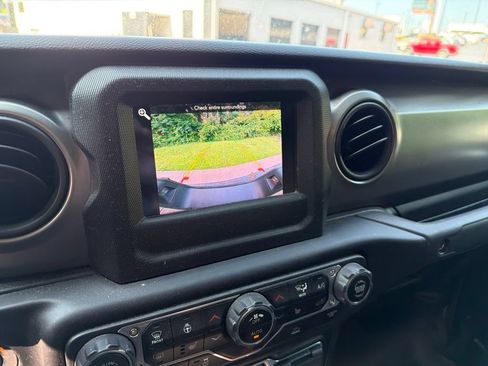 Used 2021 Jeep Gladiator Sport AWD/4WD image 17