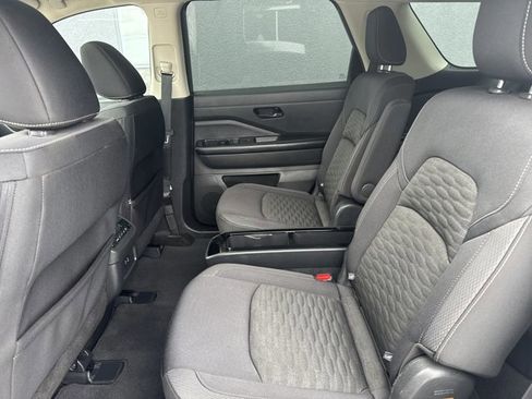 Used 2023 Nissan Pathfinder SV w/ SV Premium Package image 6