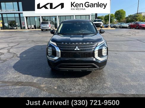 Used 2024 Mitsubishi Outlander ES AWD/4WD image 2