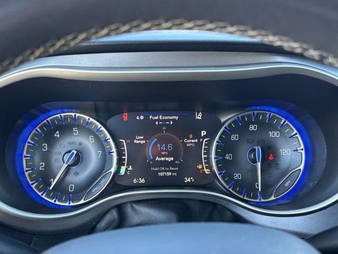 Used 2022 Chrysler Pacifica Touring-L image 12