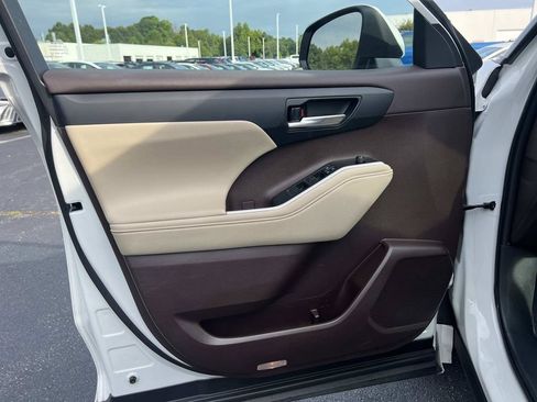 Used 2021 Toyota Highlander XLE FWD image 22