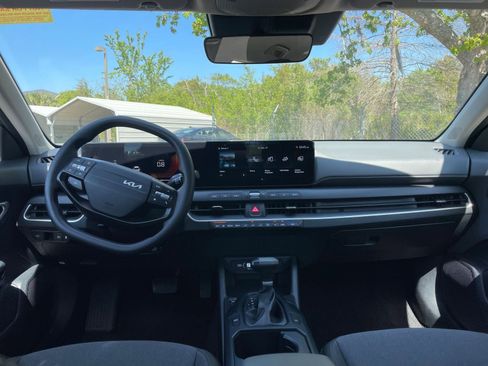 Used 2025 Kia K4 LXS image 32