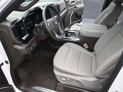 Used 2025 Chevrolet Silverado 1500 LTZ image 9