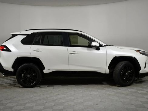 Certified 2022 Toyota RAV4 SE image 3