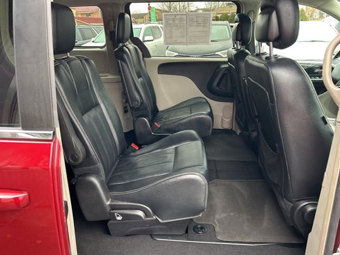 Used 2016 Chrysler Town & Country Touring image 10