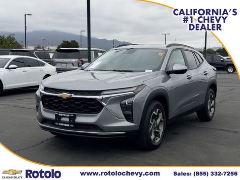 Used 2025 Chevrolet Trax LT FWD image 3