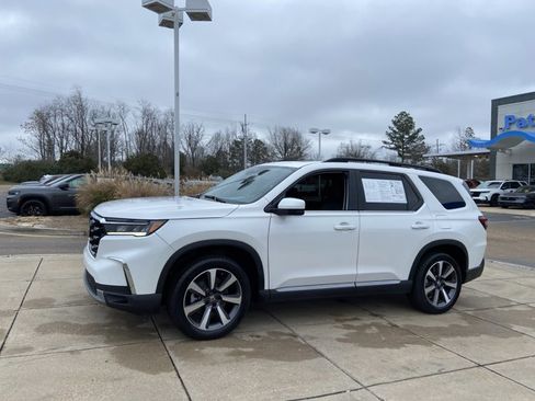 Used 2023 Honda Pilot Touring image 5