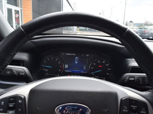 Used 2022 Ford Explorer XLT w/ Equipment Group 202A AWD/4WD image 11