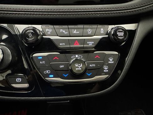 Used 2020 Chrysler Pacifica Limited FWD image 44