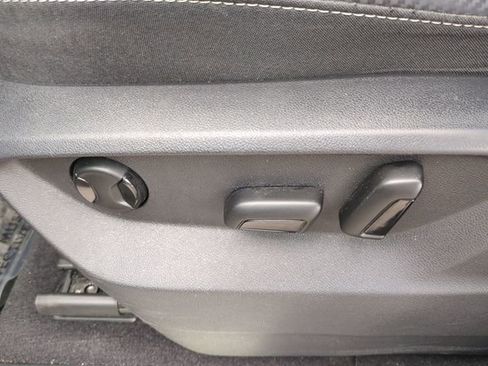 Used 2021 Volkswagen Atlas Cross Sport SE image 23