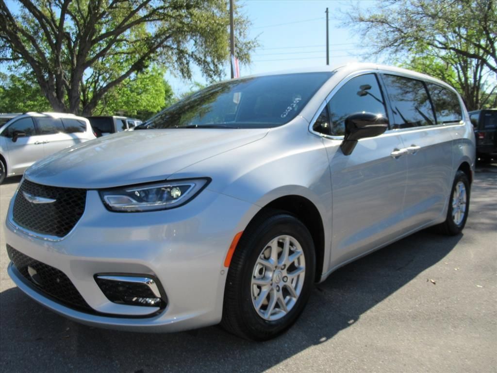 New 2026 Chrysler Pacifica Select FWD image 3