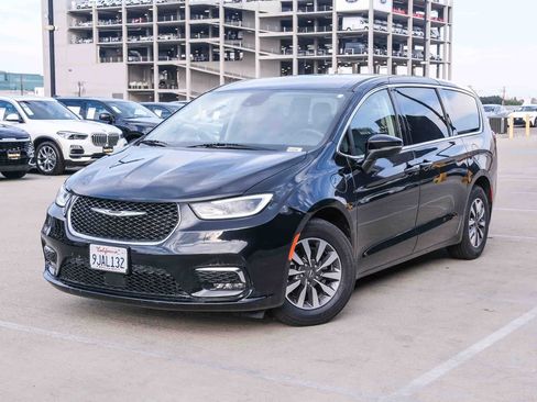 Used 2023 Chrysler Pacifica Touring-L FWD image 1