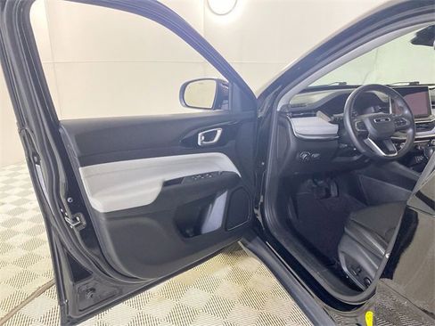 Used 2022 Jeep Compass Limited image 27