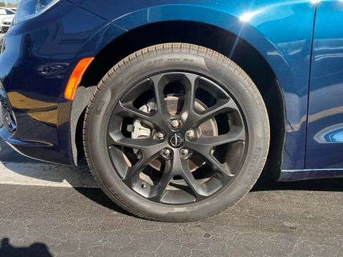 Used 2024 Chrysler Pacifica Limited w/ S Appearance Package image 12