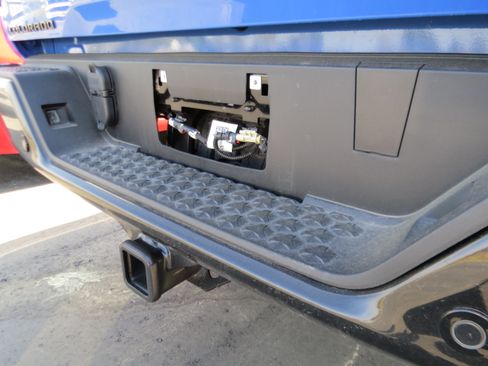 Used 2026 Chevrolet Colorado ZR2 w/ Technology Package AWD/4WD image 12