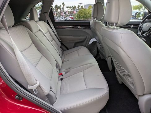 Used 2011 Kia Sorento LX w/ Convenience Pkg image 19