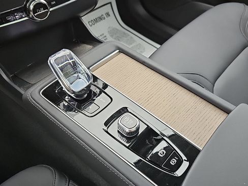 Used 2025 Volvo XC90 B6 Plus image 11