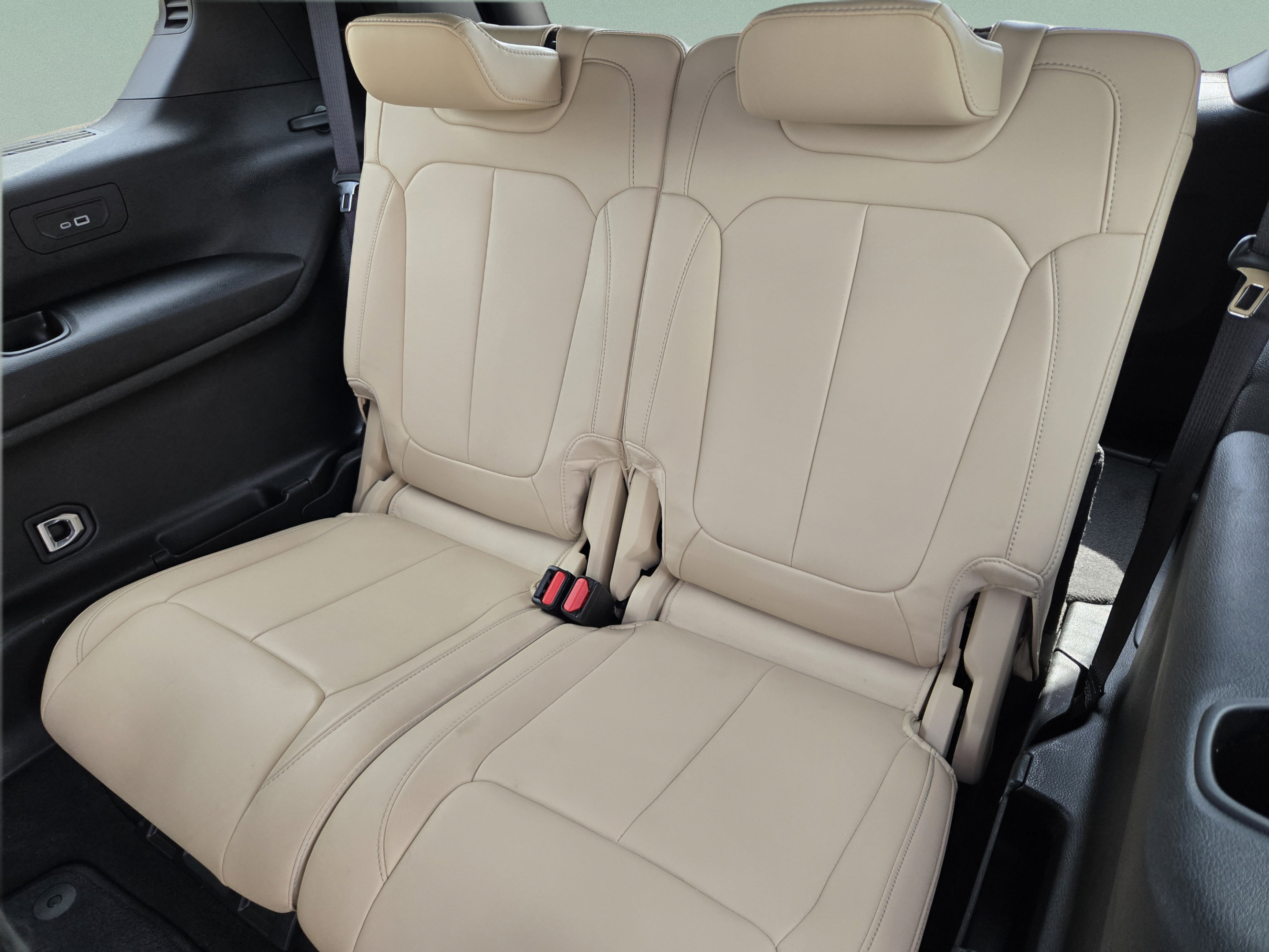 Used 2023 Jeep Grand Cherokee L Limited AWD/4WD image 28