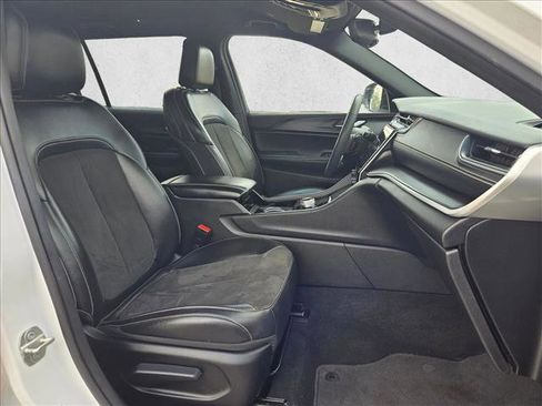 Used 2023 Jeep Grand Cherokee L Laredo image 16