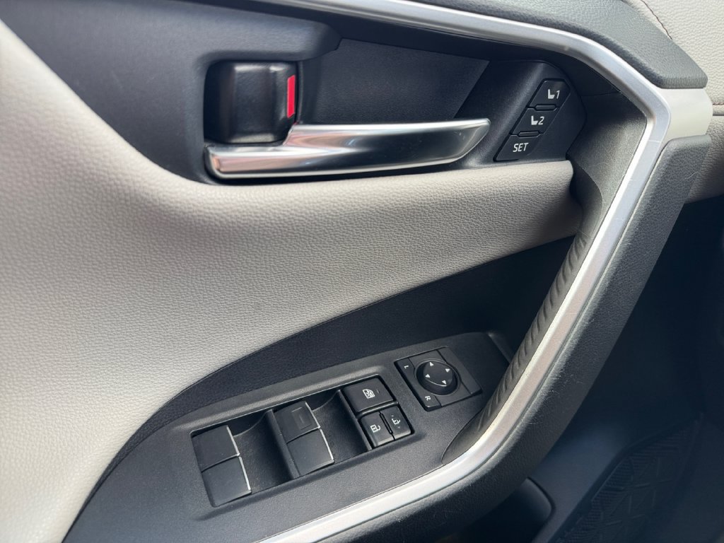 Used 2020 Toyota RAV4 Limited AWD/4WD image 11