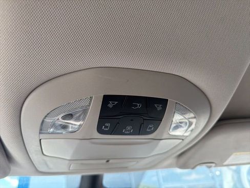 Used 2024 Chrysler Pacifica Touring-L image 18
