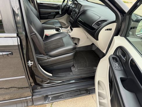 Used 2019 Dodge Grand Caravan SXT FWD image 13