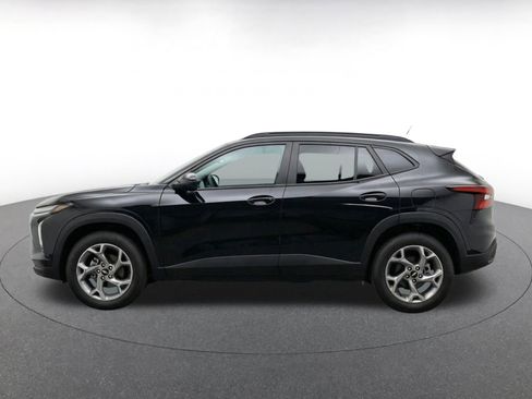 Used 2025 Chevrolet Trax LT w/ LT Convenience Package FWD image 4