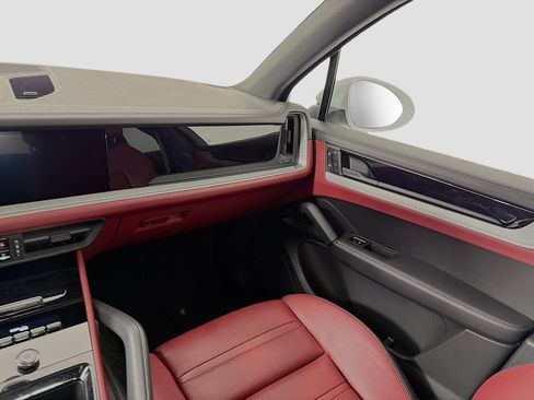 Certified 2024 Porsche Cayenne AWD/4WD image 25