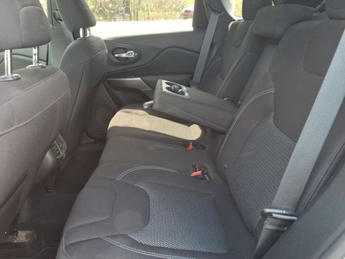 Used 2019 Jeep Cherokee Latitude w/ Popular Appearance Group AWD/4WD image 7