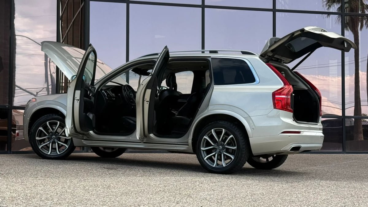 Used 2016 Volvo XC90 T6 Momentum w/ Momentum Plus Package AWD/4WD image 29