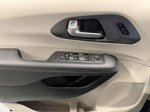 Used 2024 Chrysler Pacifica Touring-L image 23