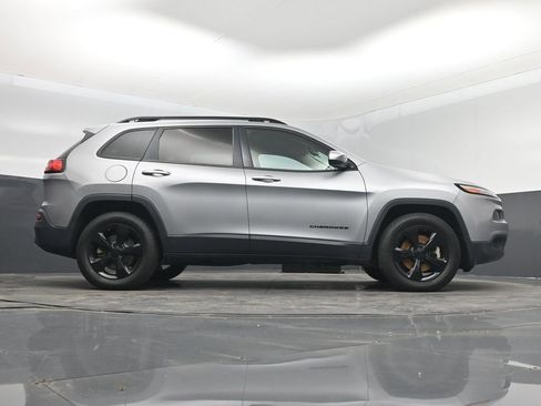 Used 2016 Jeep Cherokee Latitude AWD/4WD image 16