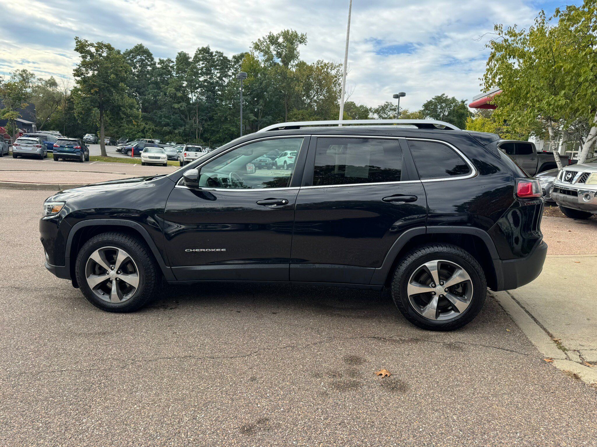 Used 2019 Jeep Cherokee Limited AWD/4WD image 4