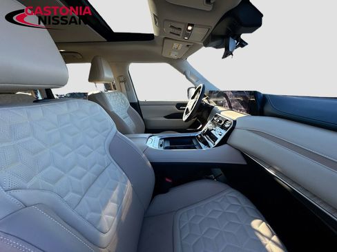 Used 2025 Nissan Armada Platinum w/ Convenience Package image 38