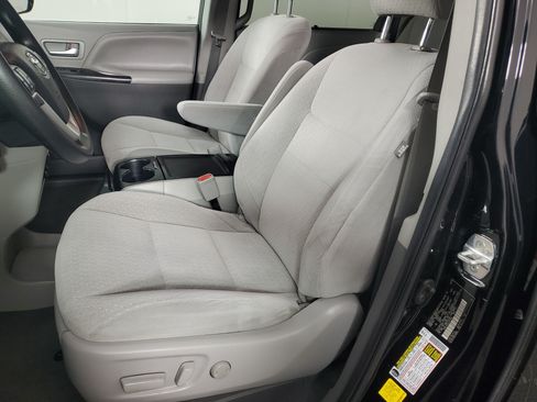 Used 2020 Toyota Sienna LE w/ Carpet Mat Package FWD image 12