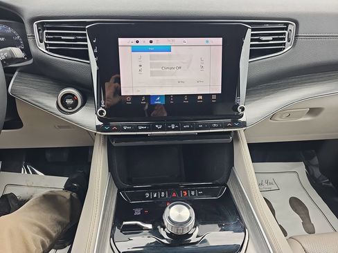 Used 2024 Jeep Wagoneer L Series II image 25