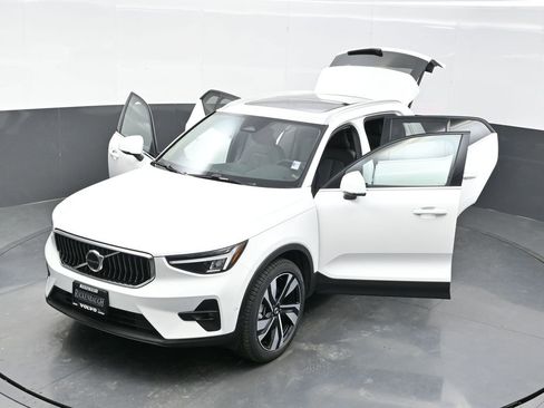 Used 2025 Volvo XC40 B5 Plus image 36