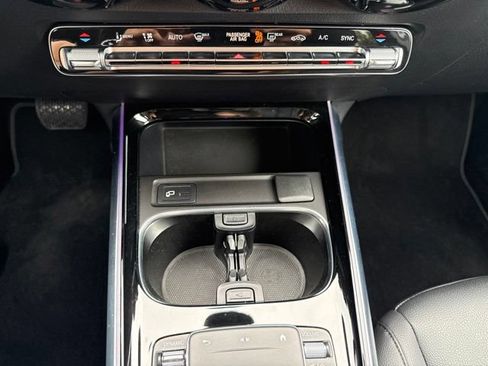 Used 2022 Mercedes-Benz GLB 250 4MATIC image 35