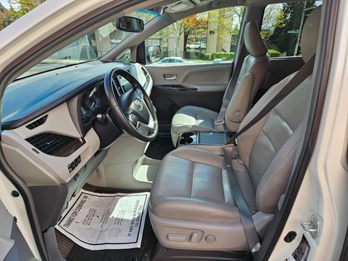 Used 2015 Toyota Sienna XLE w/ XLE Navigation Package image 10