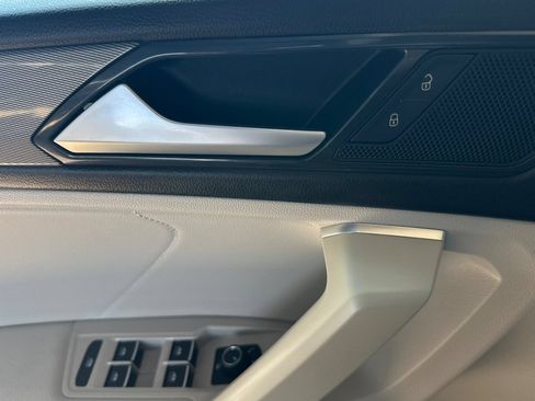 Used 2023 Volkswagen Tiguan SE w/ Panoramic Sunroof Package FWD image 11